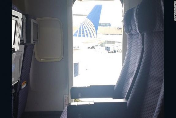 Landolás előtt ki akart szállni a gépből a román utas