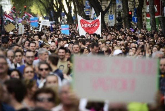 FRISSÍTVE - „Mi vagyunk a többség!” – hatalmas ellenzéki demonstráció volt Budapesten