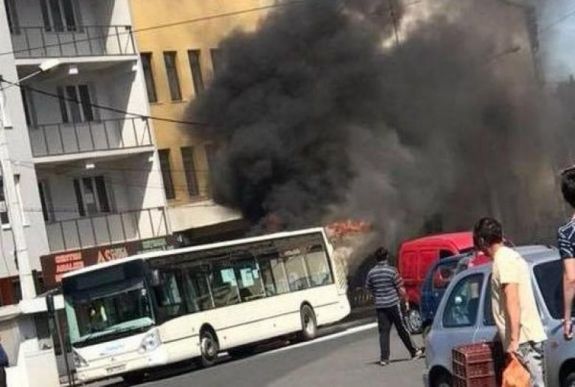 Két hét alatt a második utasokkal teli busz gyullad ki Szatmárnémetiben