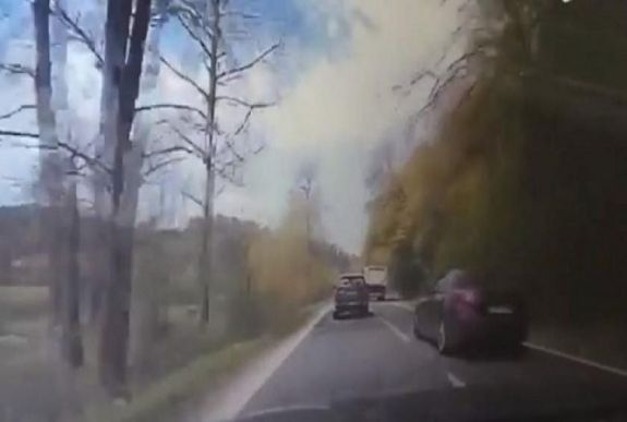 Fedélzeti kamera rögzítette a fiatalok durva balesetét