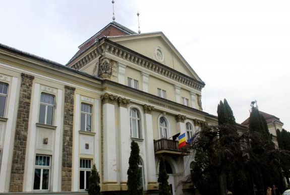 Nem kerülhet vissza a székely és városzászló a csíkszeredai városházára