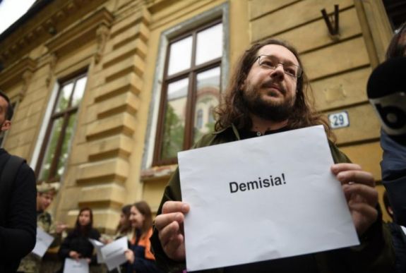 FRISSÍTVE - A minisztérium előtt tüntetnek a tandíjmentes helyek elosztása ellen