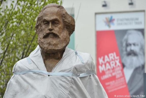 Felállították Trierben Karl Marx monumentális bronzszobrát