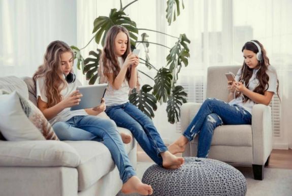 Három óránál is többet lógnak a tinik a közösségi médián