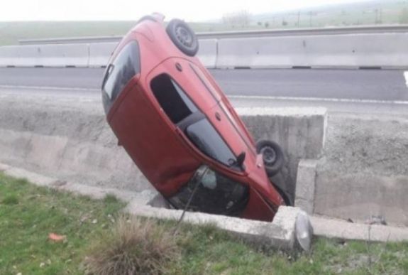 Rendhagyó autóbaleset történt Feketehalomnál