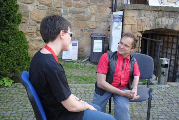 Velünk élő tabuk – mozgássérültekkel beszélgettünk a Könyvturi • élőKönyvtár rendezvényen