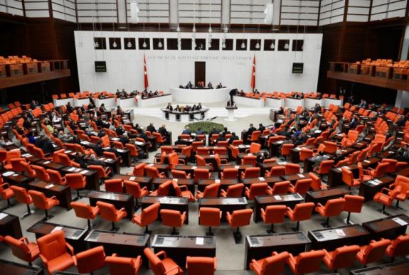 A török parlament jóváhagyta az előrehozott választásokra vonatkozó indítványt