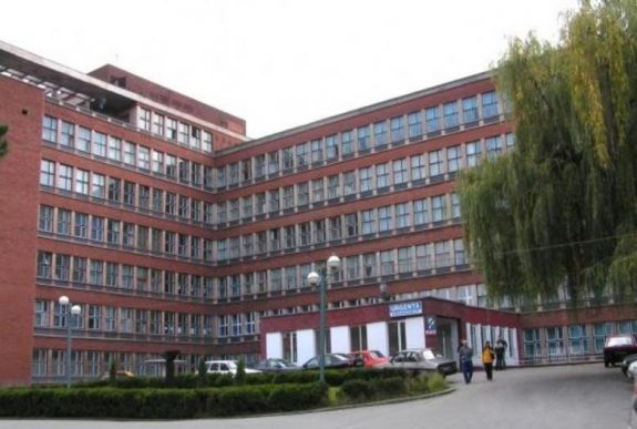 Kiugrott egy idős férfi a vajdahunyadi kórház ablakán