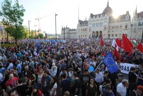 Hatalmas kormányellenes tüntetést tartottak szombaton Budapesten