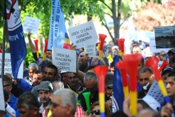 Több mint kétezer vasutas tüntetett Bukarestben