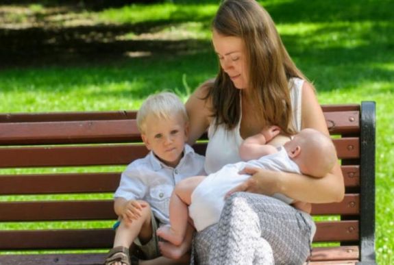 Pénzbírsággal sújtanák azokat, akik máshová küldik szoptatni az anyukákat