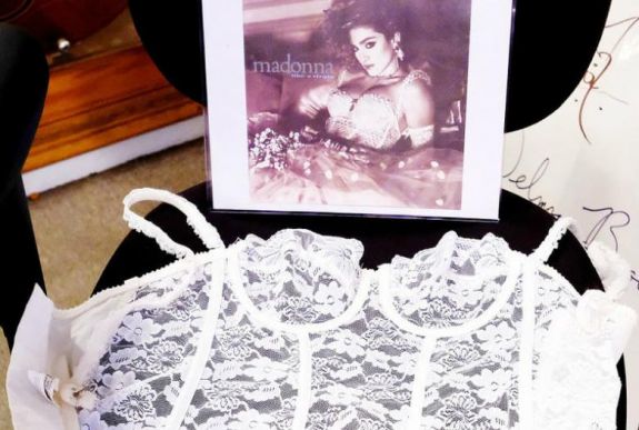 Mennyit fizetnél Madonna fűzőjéért vagy bugyijáért?