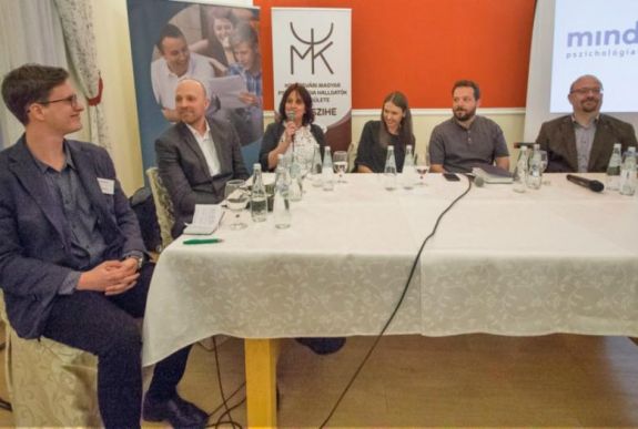 Betonkemény nők és érzelmes férfiak nyomában járt a Pszicho-Kávéház