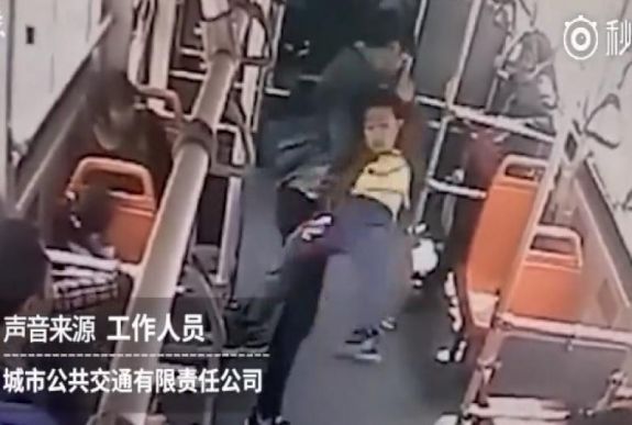 Földhöz vágta és megtaposta a kisfiút a buszon a dühödt férfi