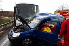 Meghalt egy nő az Erdélyben történt buszbalesetben