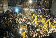 Beleszaladt egy autó, összeomlott a rozoga indiai szálloda