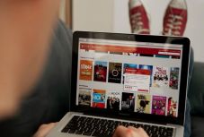 Áprilistól bárhová magunkkal vihetjük a Netflix-előfizetésünket