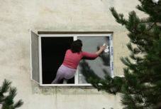 Húsvéti nagytakarítás közben zuhant ki az ablakon