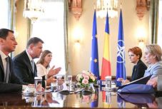 FRISSÍTVE - Egységes bértörvény: megrótta Klaus Johannis a miniszterelnököt