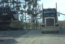 Rémálom Amerikában: így ütötte el a vonat a kamiont