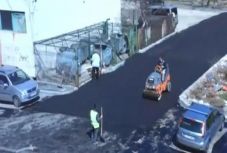 Körbeaszfaltozták a leparkolt gépkocsikat Craiován