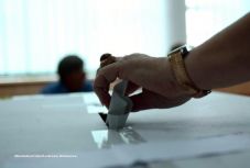 Jogilag előkészítette a melegházasság tiltását célzó referendumot a parlament