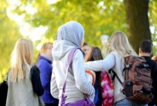 Az osztrák kormány betiltaná a fejkendőviselést az óvodákban és az iskolákban