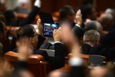 Hivatalos: ekkora volt a szenátorok márciusi fizetése