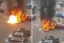 Két autót is felgyújtott egy beindított gépkocsimotor Bákó utcáin