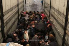 Kamionba rejtőzve próbáltak átjutni a határon