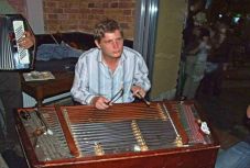 Cigányzenétől a rockig cimbalommal – beszélgetés Fazakas Albert zenésszel