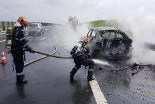 Kigyúlt egy méregdrága BMW az A1-es autópályán