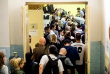 Magyarországi választások: hosszú sorok kígyóztak a szavazókörök előtt – percről percre