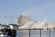 Nagyon elszámolták: rádőlt a felrobbantott siló a közeli épületre