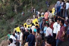 Szakadékba zuhant egy gyerekekkel teli iskolabusz Indiában, sok halott van