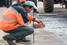 Egyelőre aszfalttörmelékkel töltik fel a gödröket Sepsiszentgyörgyön