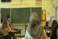 Tiltaná a muszlim fejkendő viselését a 14 éven aluliaknak egy német tartomány vezetése