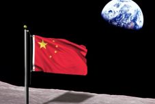 Lúdfű-magokat és selyemhernyókat visz a Holdra Kína