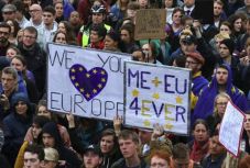 Brexit: ezrek vonulnak utcára Európa mellett