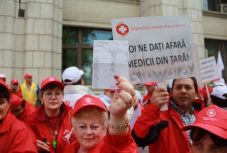 Az egészségügyi alkalmazottak 10 százalékának csökkenhet a bére