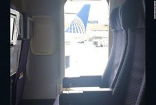 Landolás előtt ki akart szállni a gépből a román utas