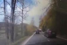 Fedélzeti kamera rögzítette a fiatalok durva balesetét