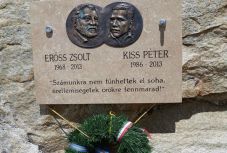 Emléktáblát állítottak Erőss Zsoltnak és Kiss Péternek a Kancsendzönga alaptáborában