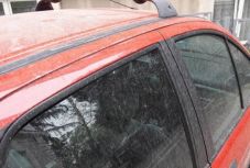 Hirtelen rengeteg munkájuk lett az autómosóknak egy romániai nagyvárosban