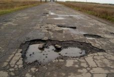 Hivatalos adat: ekkora útfelületet foglalnak el Romániában a kátyúk