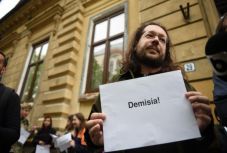 FRISSÍTVE - A minisztérium előtt tüntetnek a tandíjmentes helyek elosztása ellen