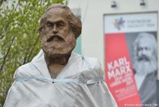 Felállították Trierben Karl Marx monumentális bronzszobrát