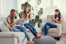 Három óránál is többet lógnak a tinik a közösségi médián