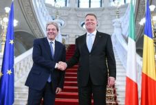 Johannis az olasz kormányt méltatta, amiért jól kezeli a menekültválságot