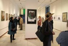 Két képzőművész, apa és lánya állított ki a csíkszeredai Megyeháza Galériában